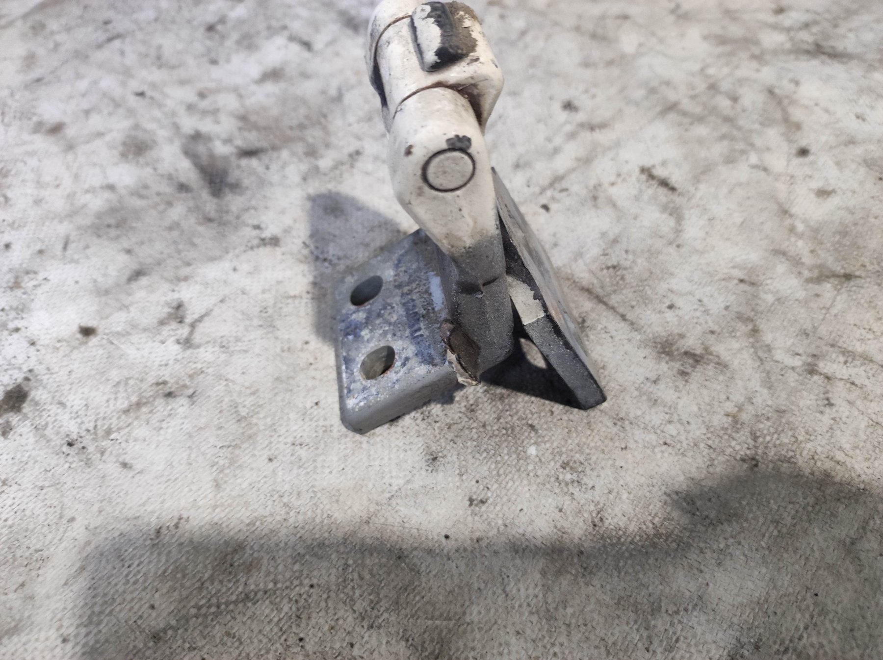 петля задніх (навстіж дверей, права нижня; Петля задньої (двостулкової) двері, права нижня) Ford Transit Connect (2002-до тепер) 2T14V42982AH