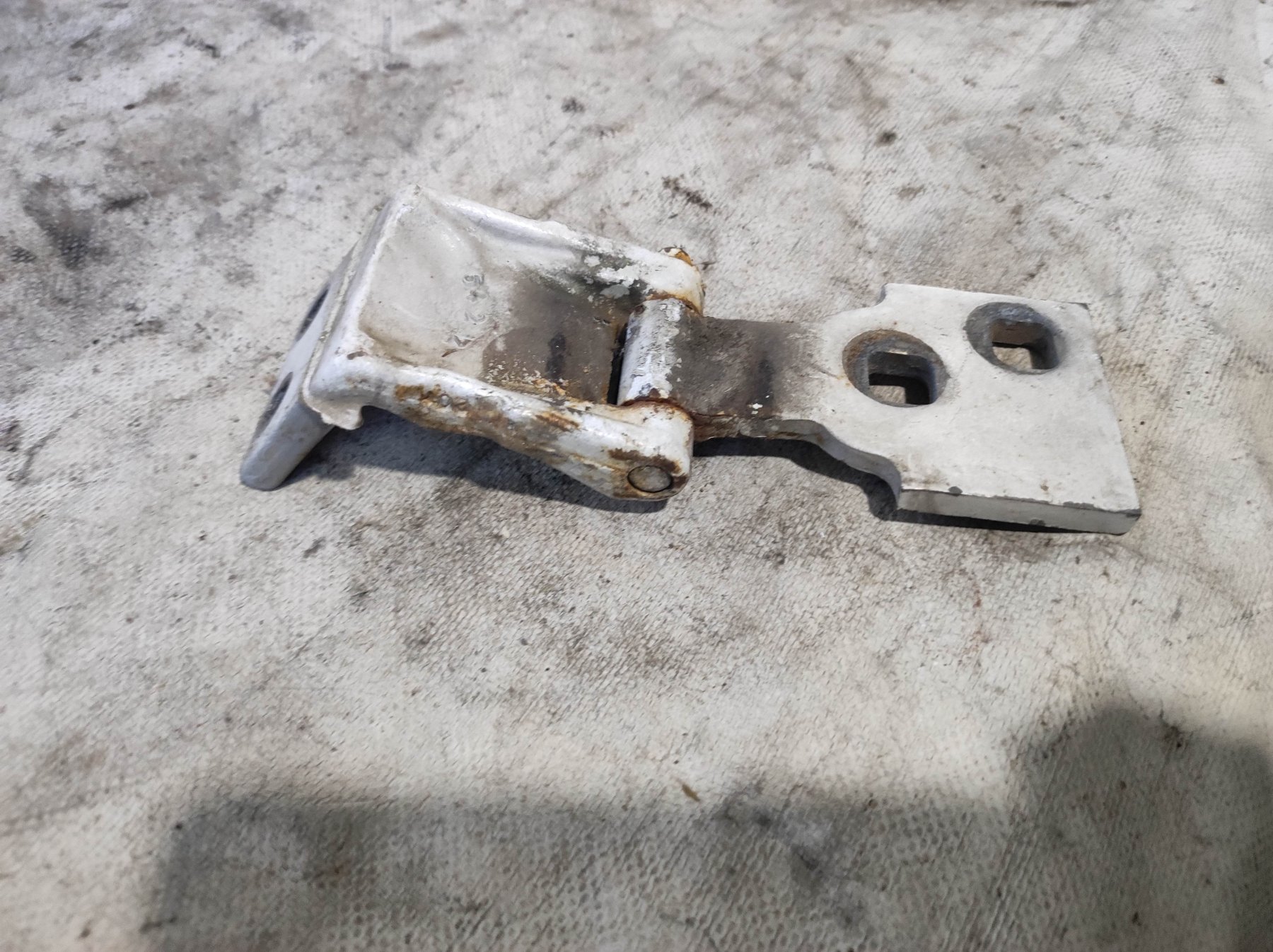 петля задніх (навстіж дверей, права нижня; Петля задньої (двостулкової) двері, права нижня) Ford Transit Connect (2002-до тепер) 2T14V42982AH