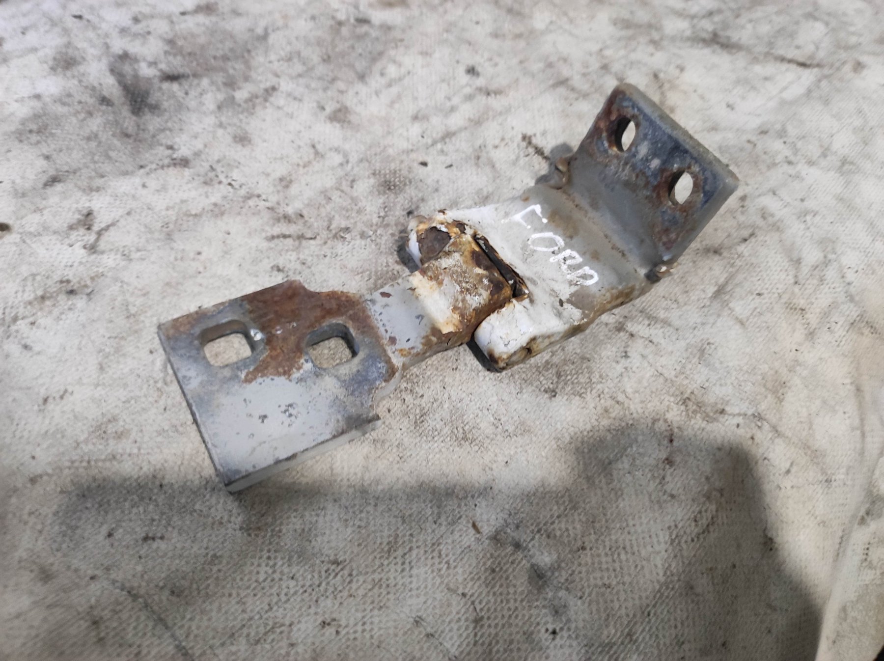 петля задніх (навстіж дверей, права нижня; Петля задньої (двостулкової) двері, права нижня) Ford Transit Connect (2002-до тепер) 2T14V42982AH