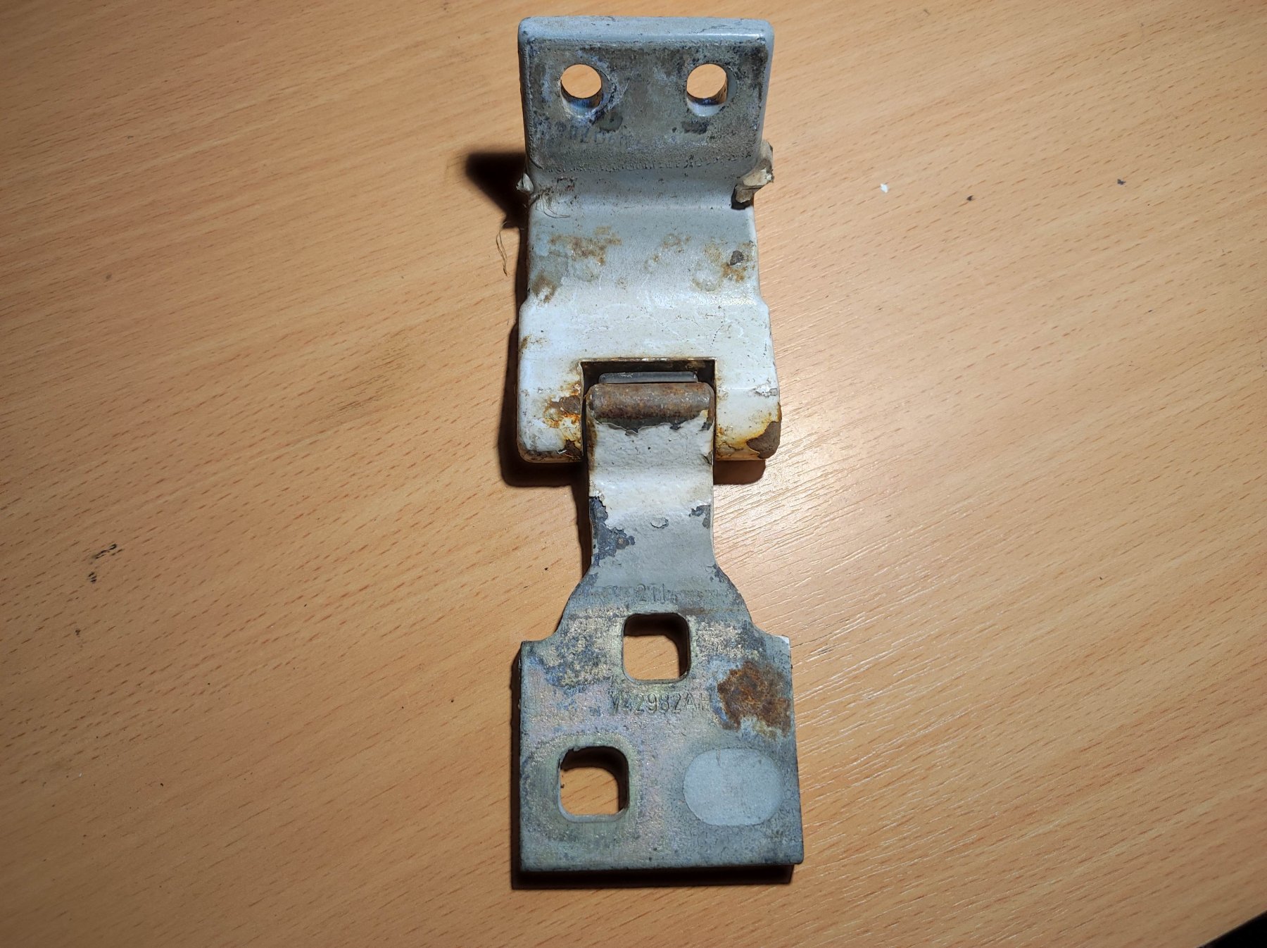 петля задніх (навстіж дверей, права нижня; Петля задньої (двостулкової) двері, права нижня) Ford Transit Connect (2002-до тепер) 2T14V42982AH