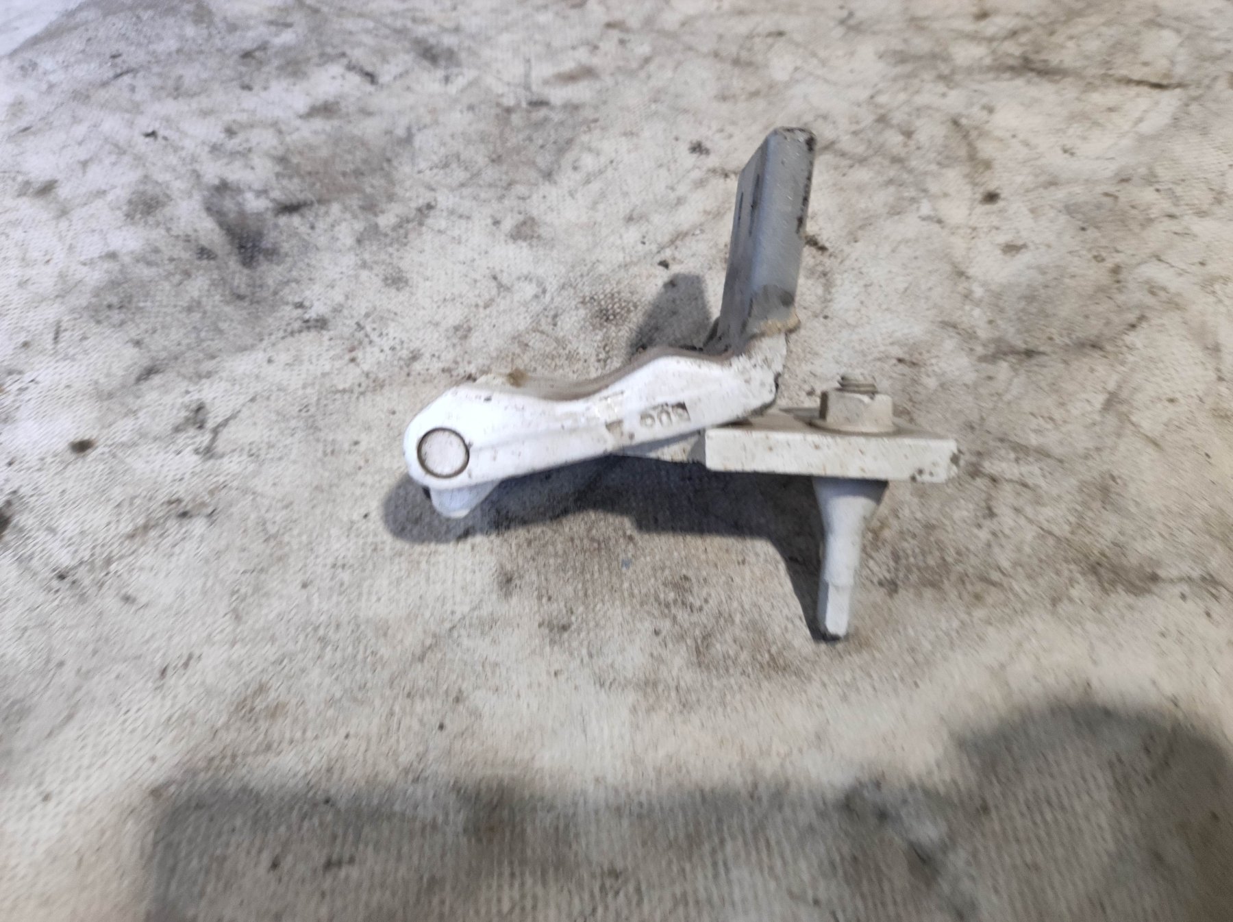 петля задніх (навстіж дверей, права нижня; Петля задньої (двостулкової) двері, права нижня) Ford Transit Connect (2002-до тепер) 2T14V42982AH