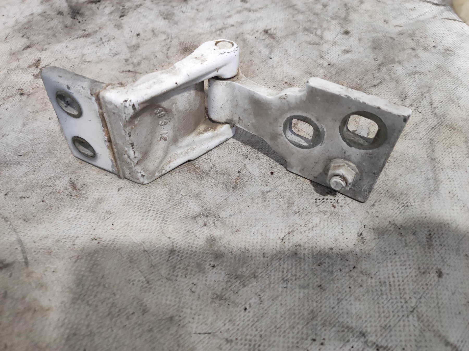 петля задніх (навстіж дверей, права нижня; Петля задньої (двостулкової) двері, права нижня) Ford Transit Connect (2002-до тепер) 2T14V42982AH