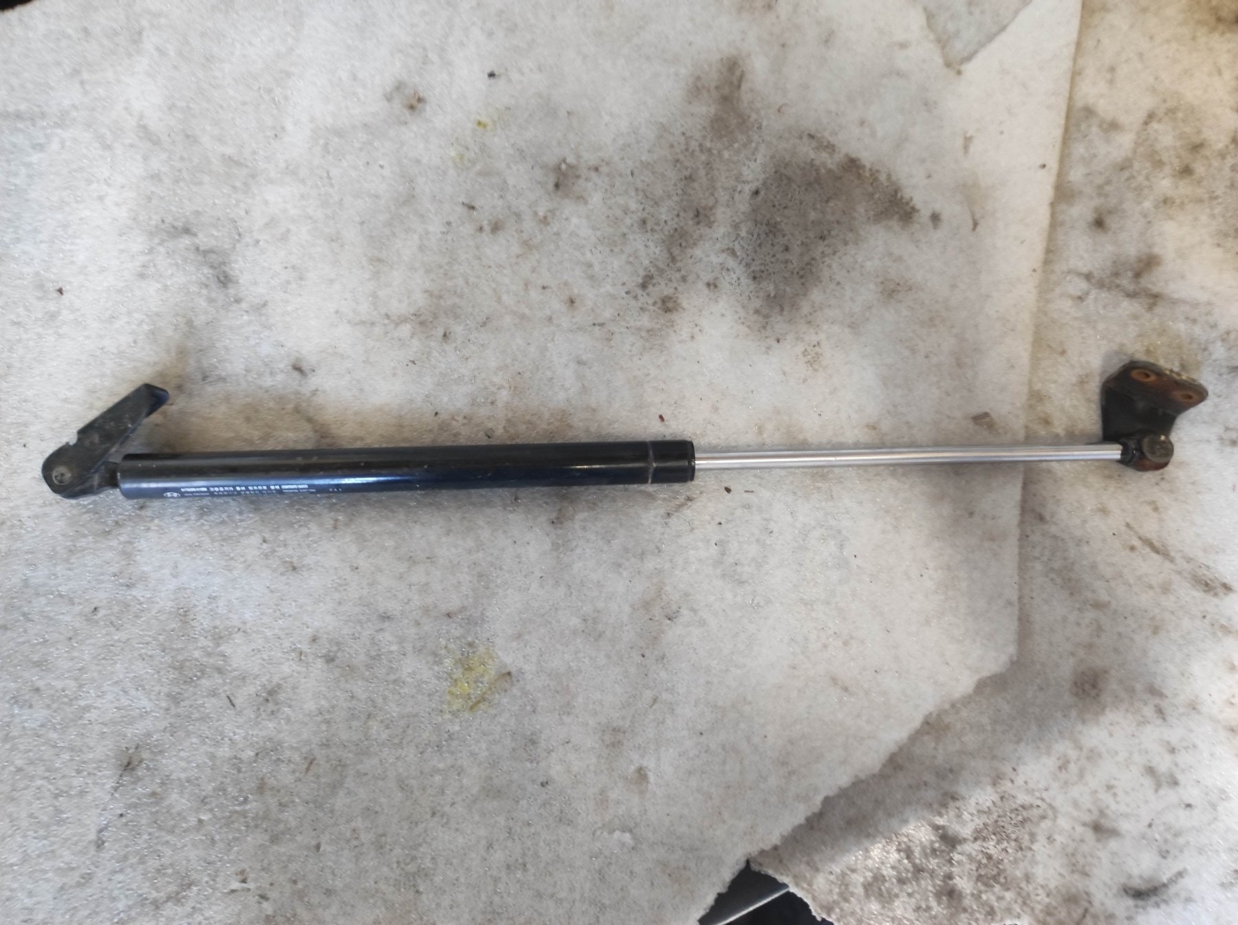 опора капота ліва; стійка капота ліва; амортизатор капота лівий Hyundai Terracan HP (2001-2007) 81150H1000