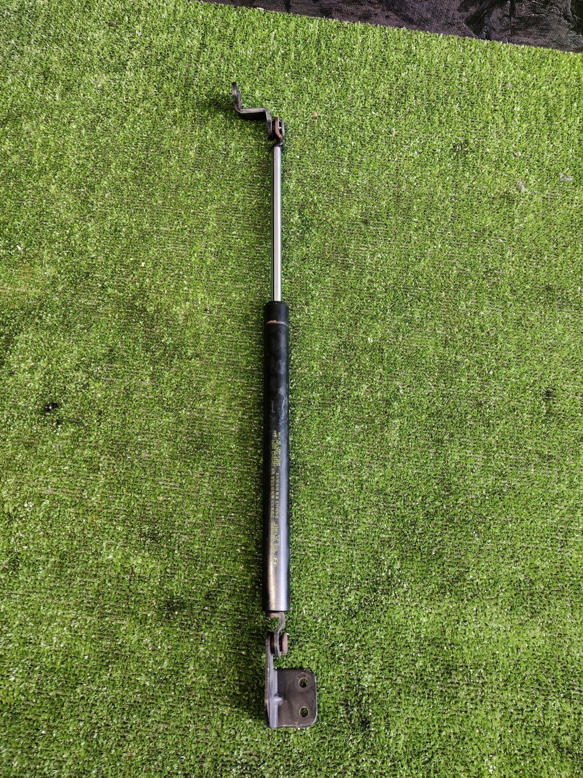 опора капота ліва; стійка капота ліва; амортизатор капота лівий Hyundai Terracan HP (2001-2007) 81150H1000