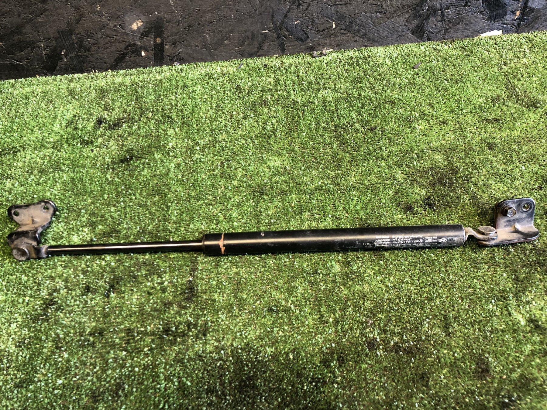 опора капота ліва; стійка капота ліва; амортизатор капота лівий Hyundai Terracan HP (2001-2007) 81150H1000