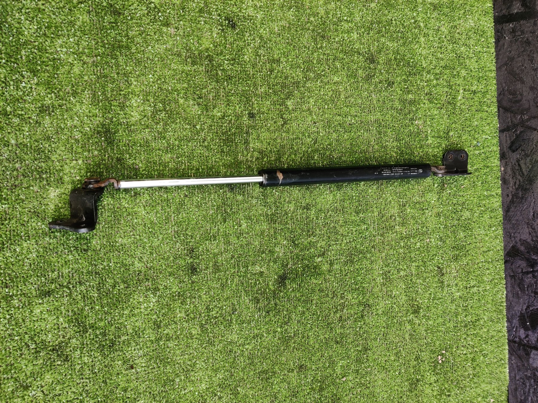 опора капота ліва; стійка капота ліва; амортизатор капота лівий Hyundai Terracan HP (2001-2007) 81150H1000