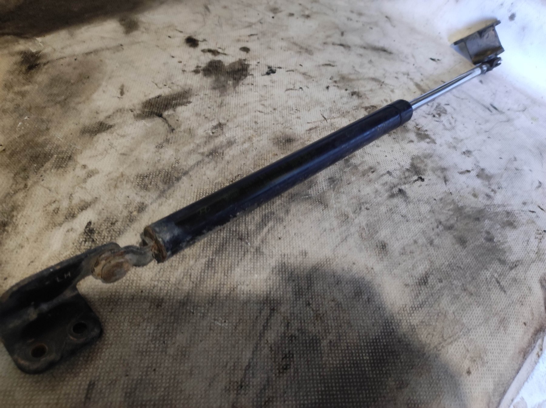 опора капота ліва; стійка капота ліва; амортизатор капота лівий Hyundai Terracan HP (2001-2007) 81150H1000