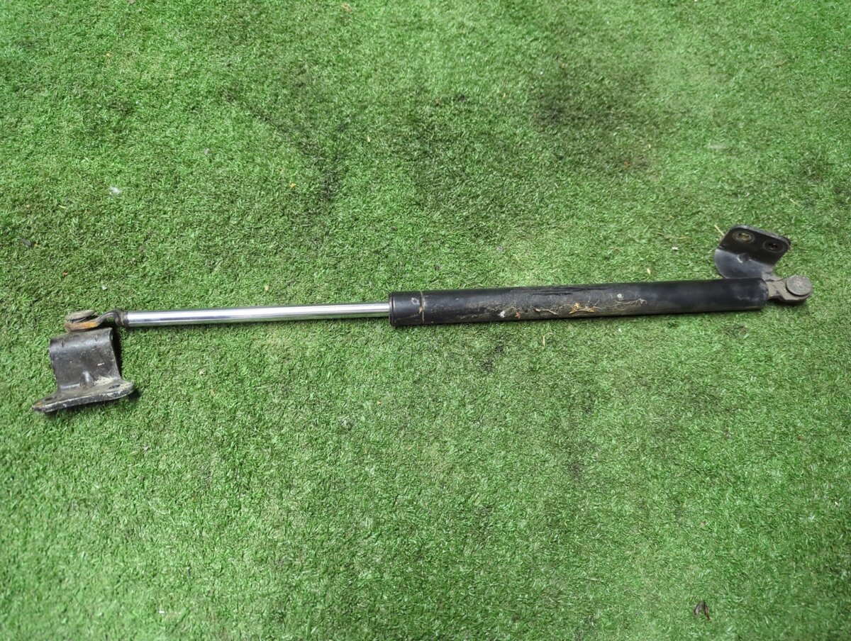 Опора капота права Hyundai Terracan HP (2001-2007) 81160H1000