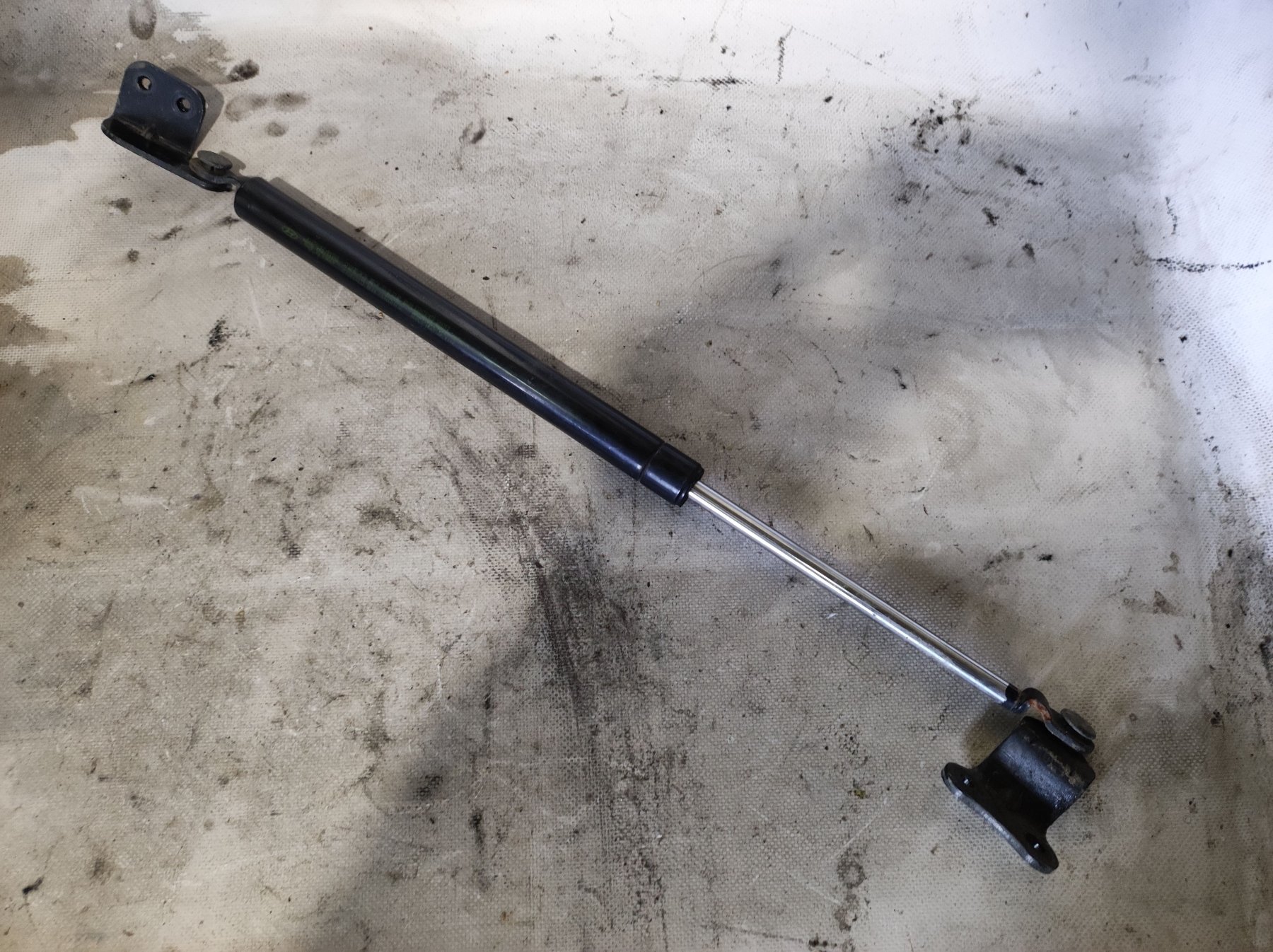 опора капота права; стійка капота права; амортизатор капота правий Hyundai Terracan HP (2001-2007) 81160H1000