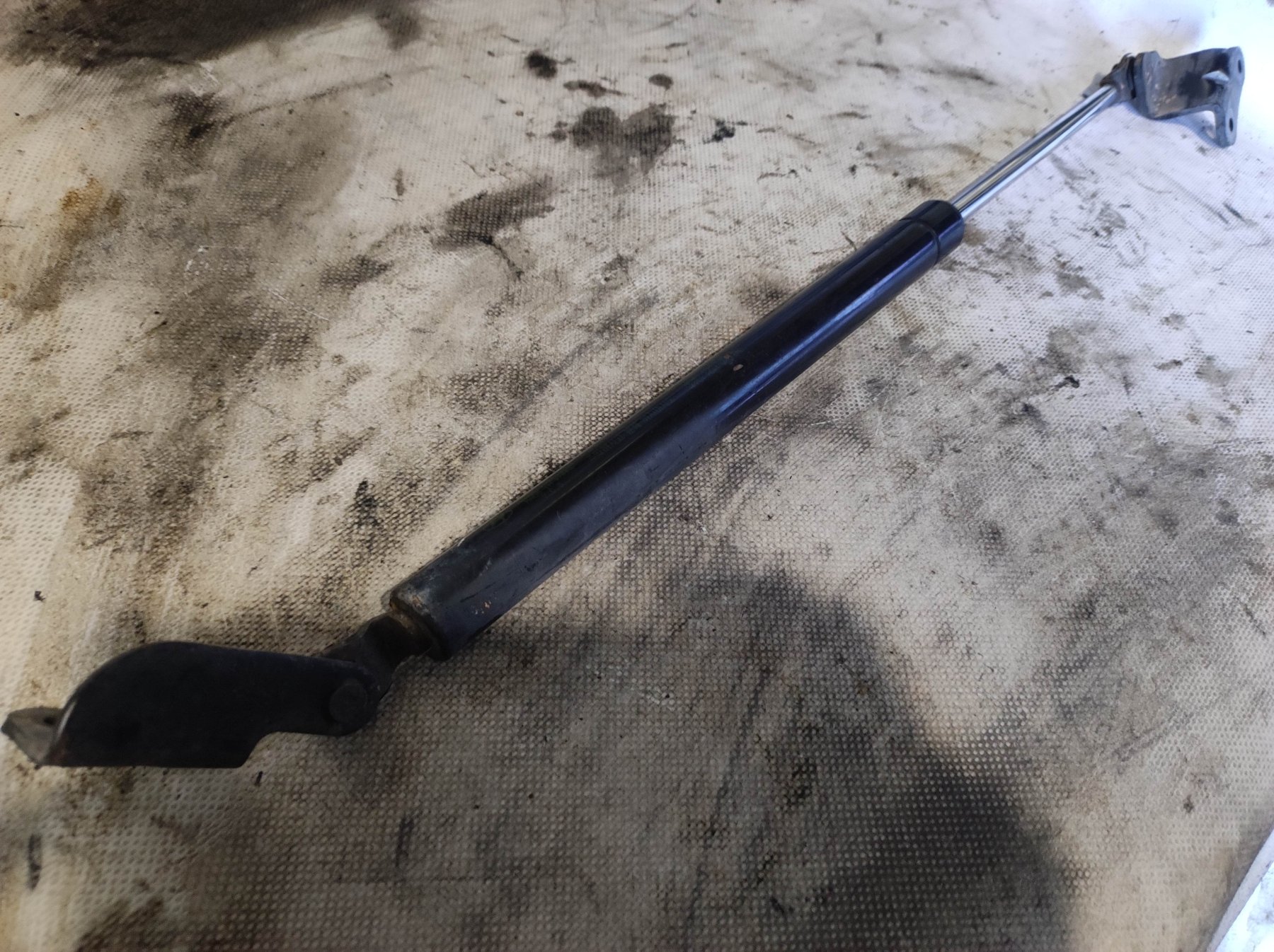 опора капота права; стійка капота права; амортизатор капота правий Hyundai Terracan HP (2001-2007) 81160H1000