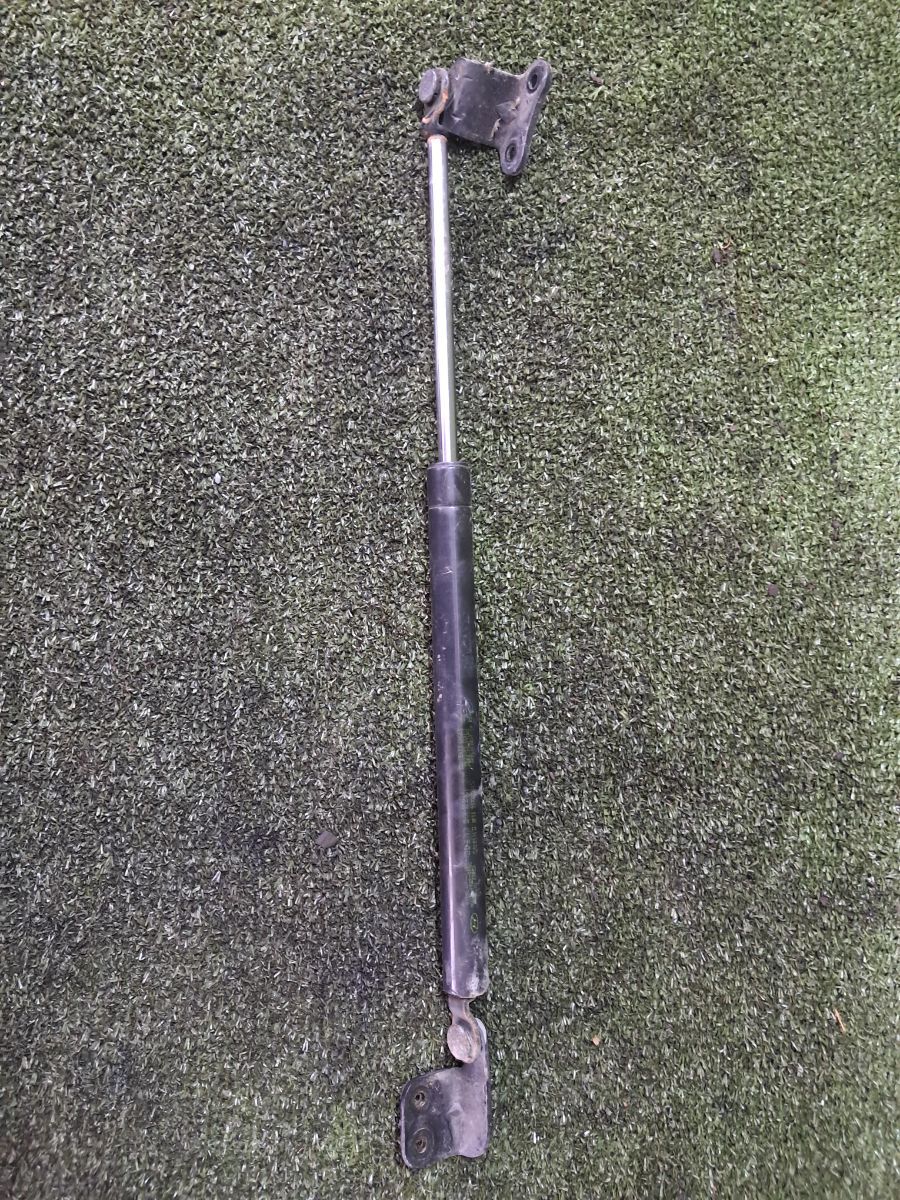 Правий амортизатор капота Hyundai Terracan HP (2001-2007) 81160H1000