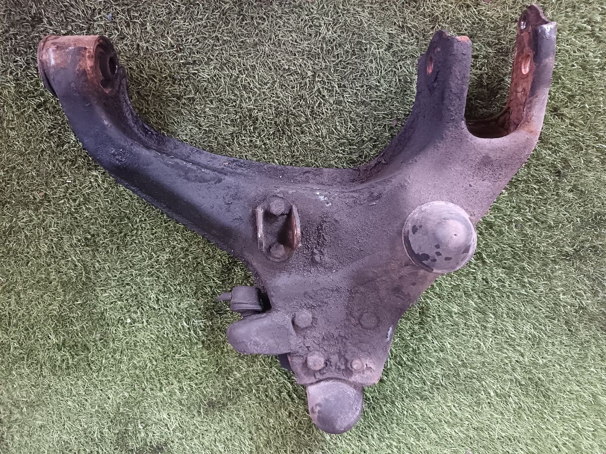 Важіль передньої підвіски лівий нижній Hyundai Terracan HP (2001-2007) 54502H1002