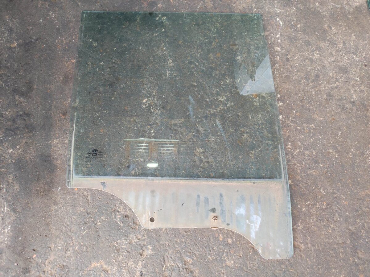 вікно задніх дверей; скло заднє праве; скло задніх дверей, правих; скло задньої двері правої Hyundai Terracan HP (2001-2007) 83920H1000