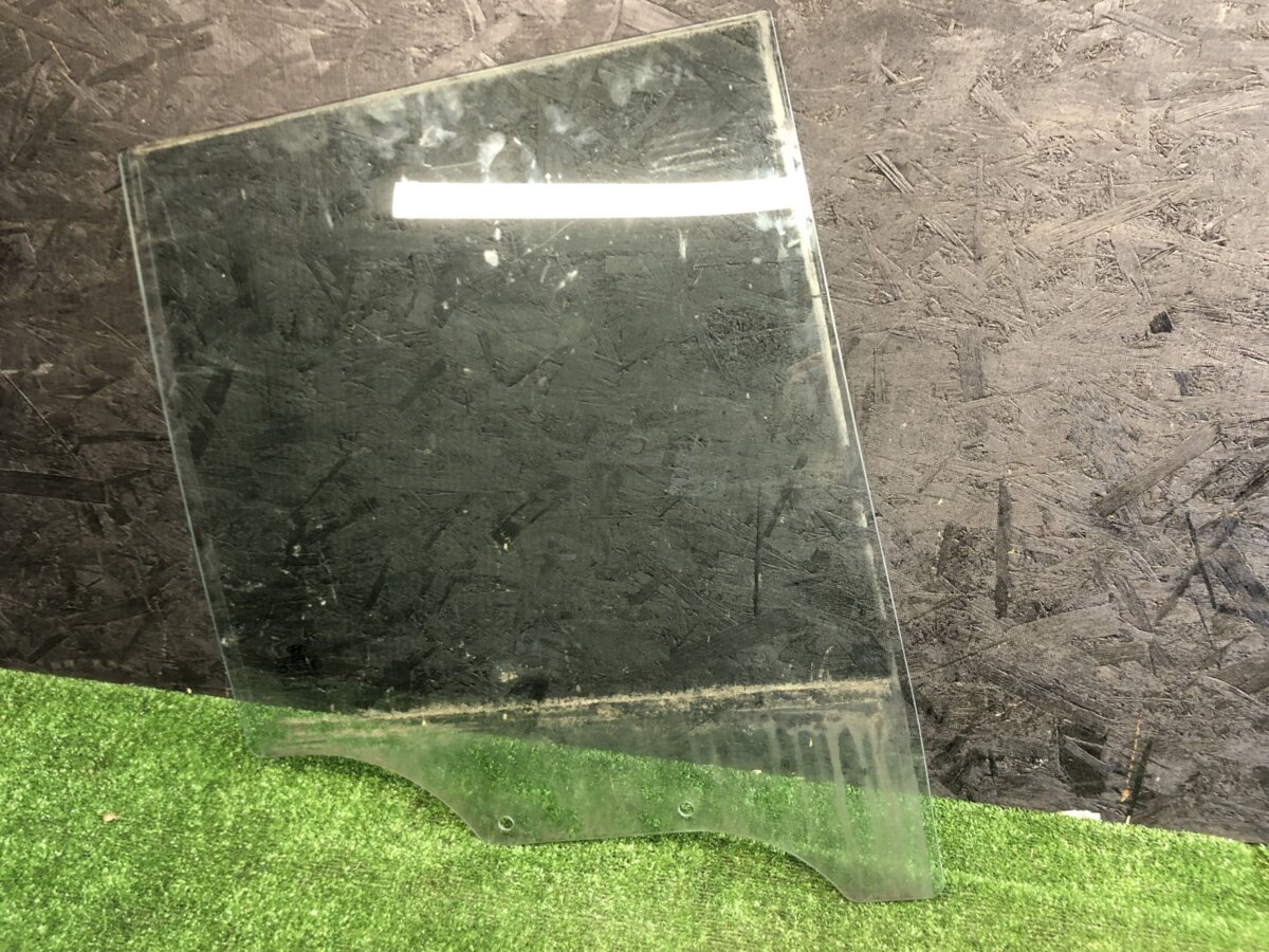 вікно задніх дверей; скло заднє праве; скло задніх дверей, правих; скло задньої двері правої Hyundai Terracan HP (2001-2007) 83920H1000