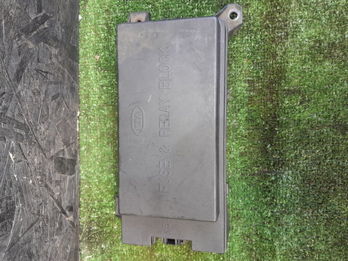 Блок запобіжників моторний відсік KIA Sorento JC (2002-2009) 911603E040