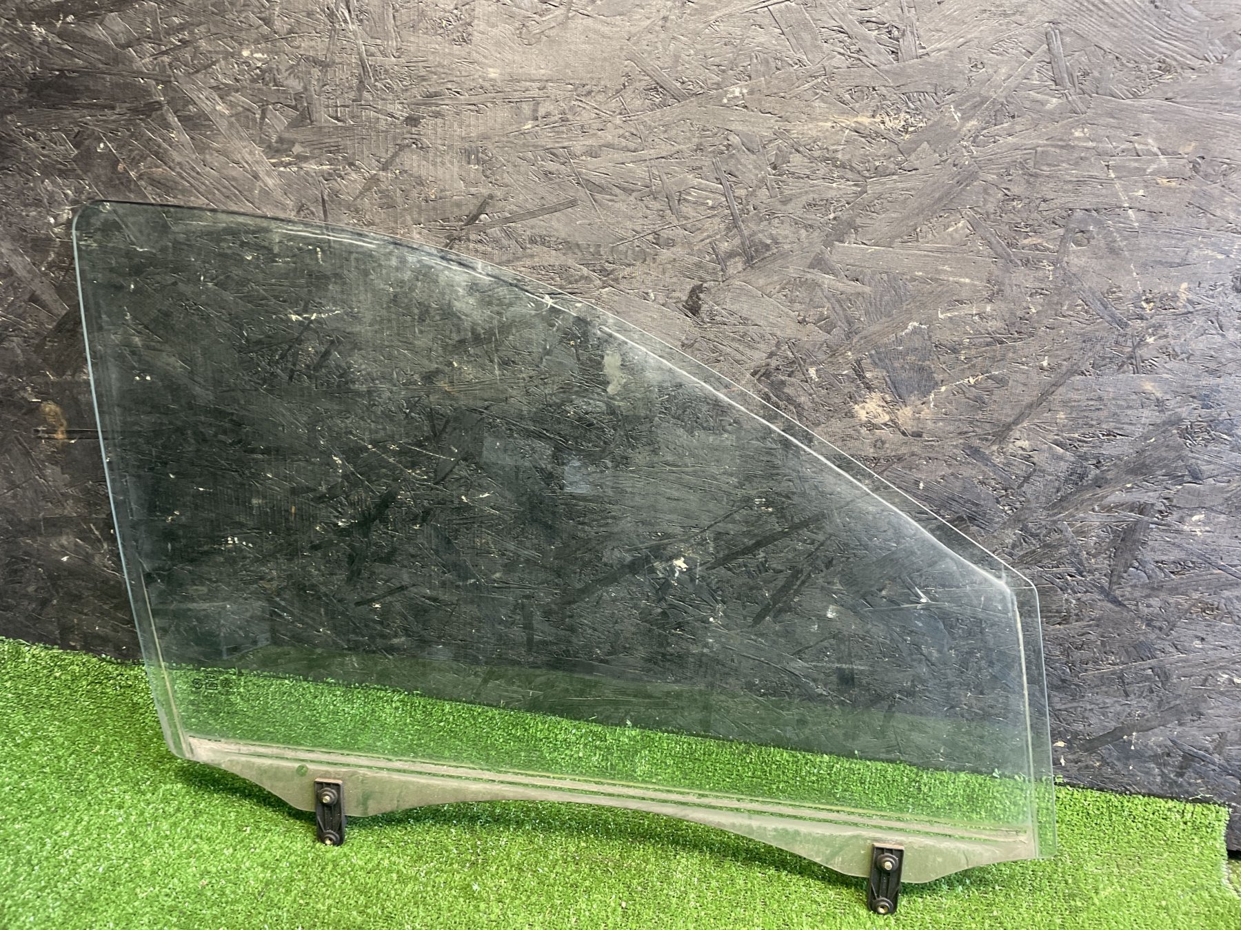 Скло дверей передньої правої KIA Sorento JC (2002-2009) 824213E010