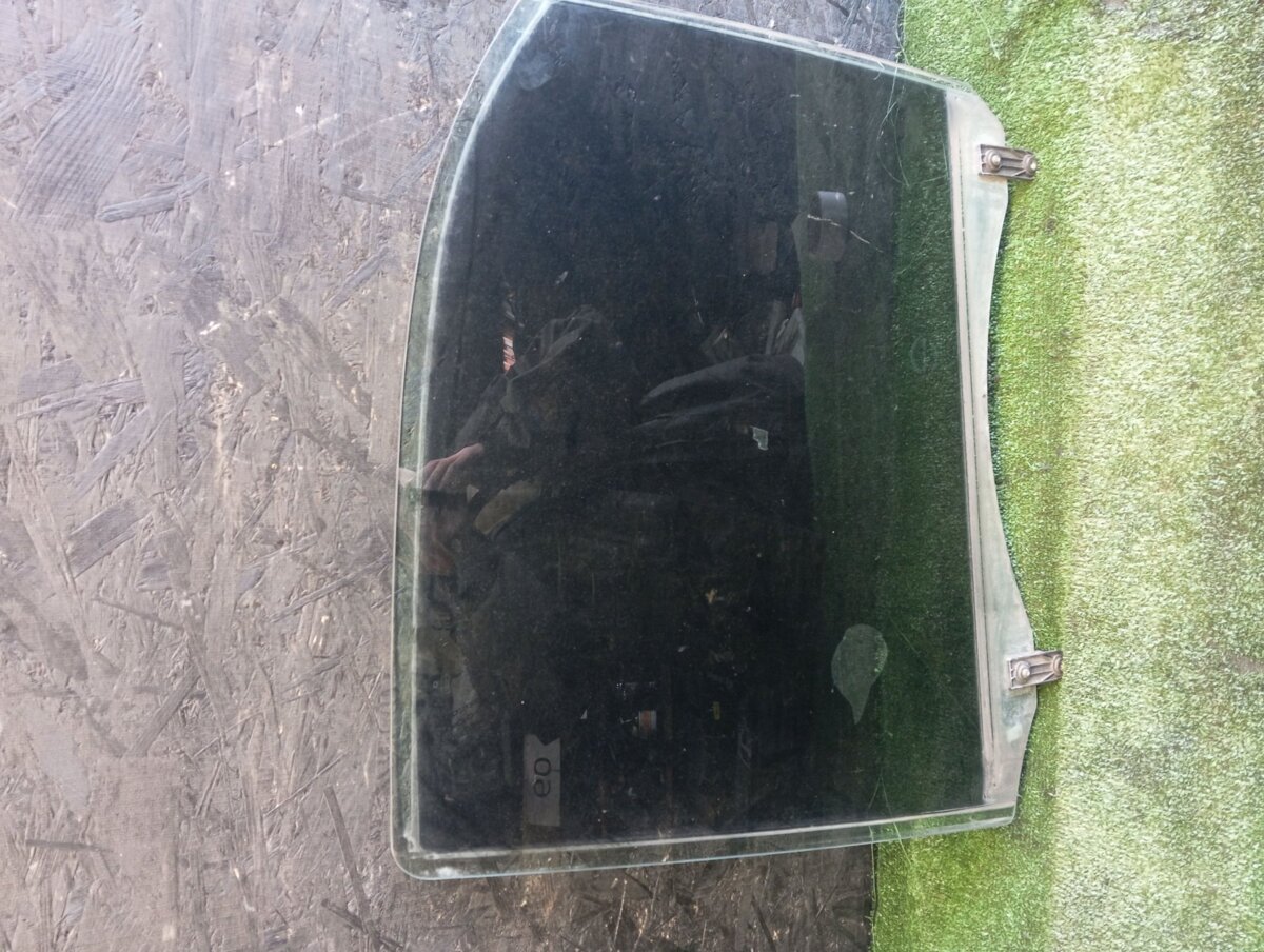 Скло дверей заднє ліве KIA Sorento JC (2002-2009) 834113E010