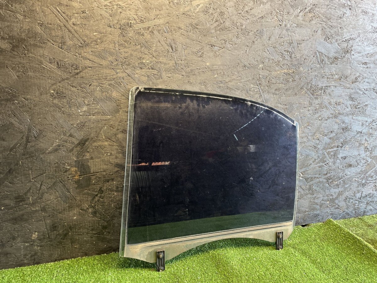 Скло дверей задньої лівої KIA Sorento JC (2002-2009) 834113E010