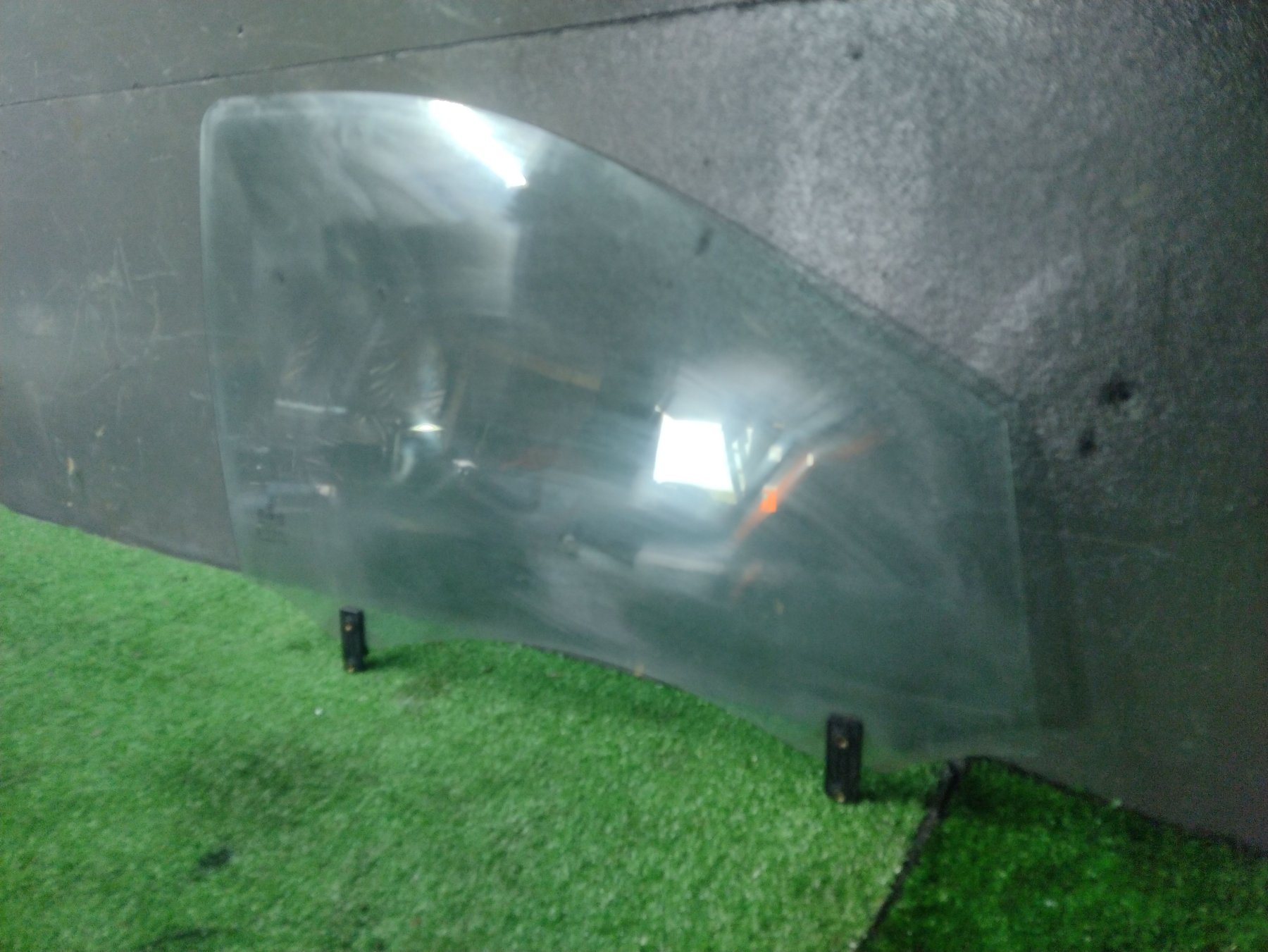 Скло передніх правих дверей KIA Sorento JC (2002-2009) 824213E010