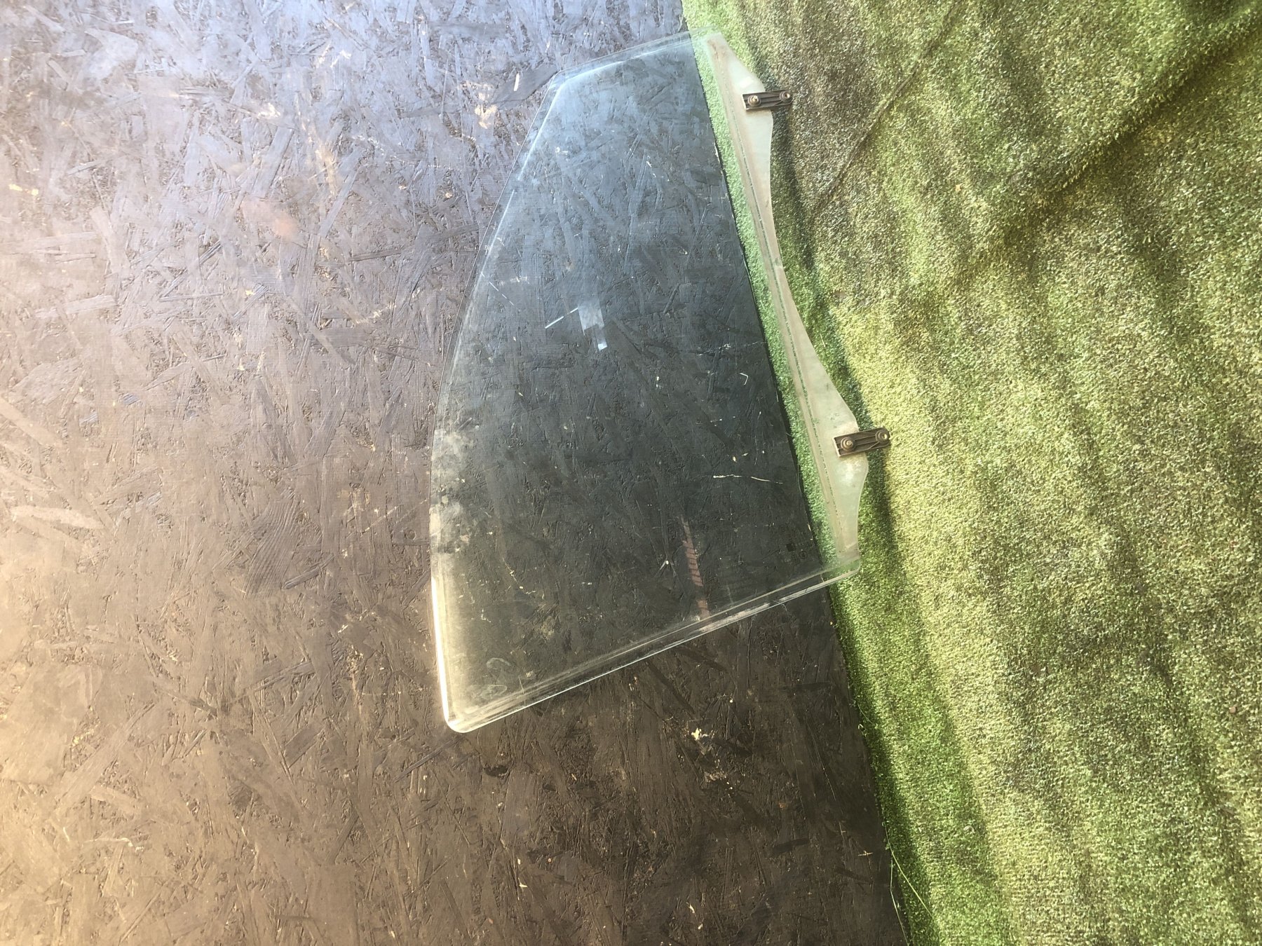 Скло передніх правих дверей KIA Sorento JC (2002-2009) 824213E010