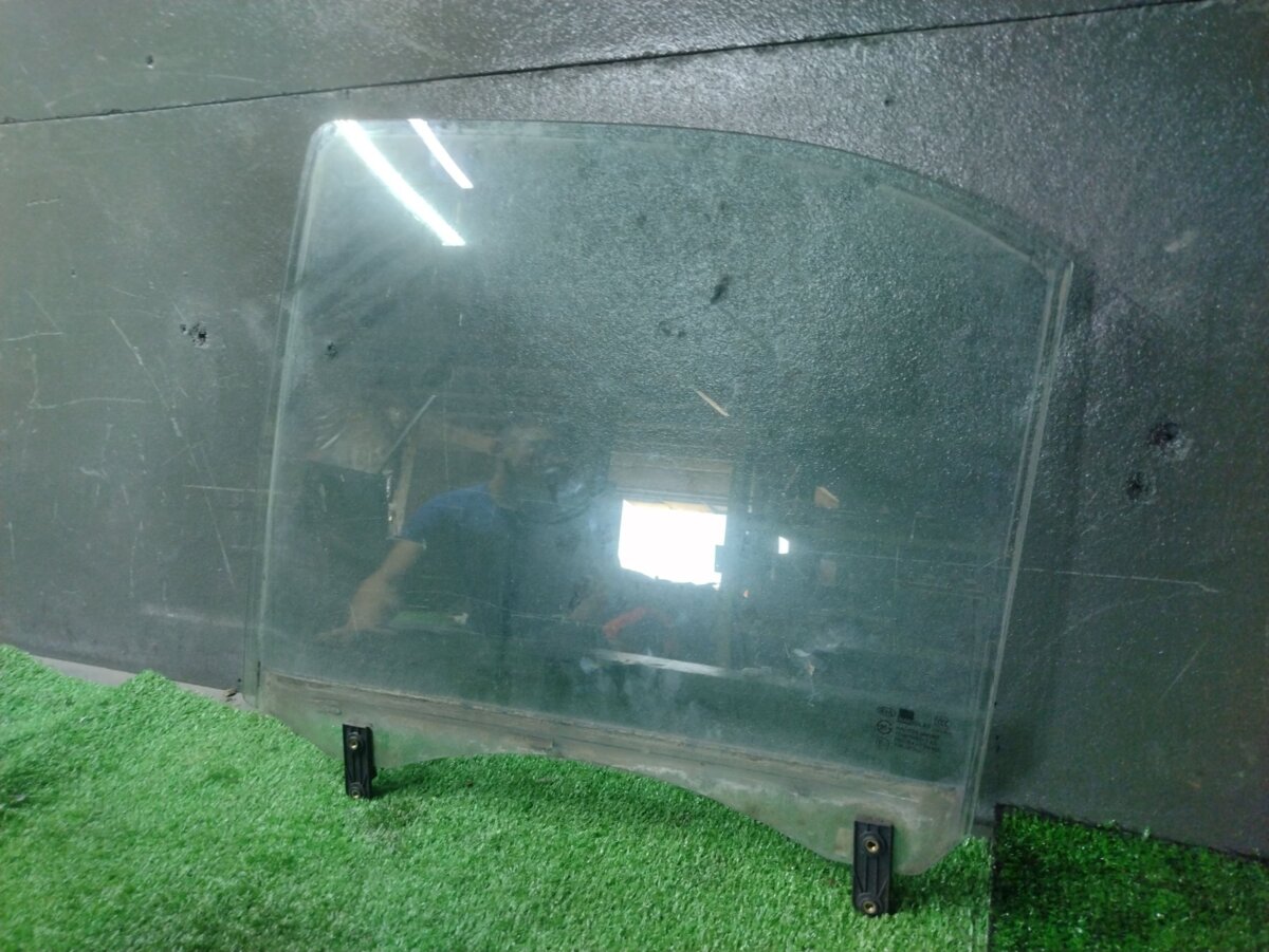 Скло задніх лівих дверей KIA Sorento JC (2002-2009) 834113E010