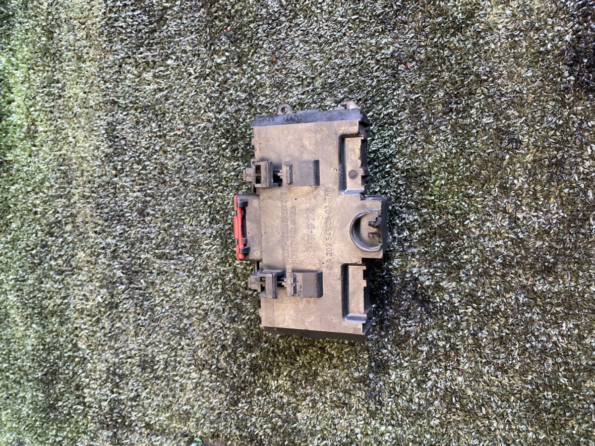 Блок запобіжників Mercedes-Benz C-Class W203 (2000-2007) A2035450803