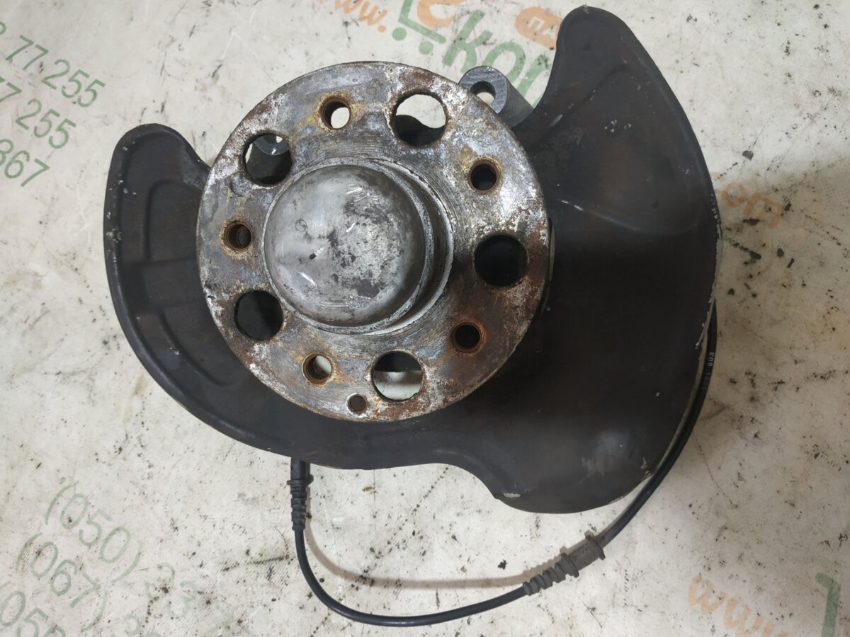 Цапфа (поворотный кулак) передний левый Mercedes-Benz C-Class W203 (2000-2007) A2093320001