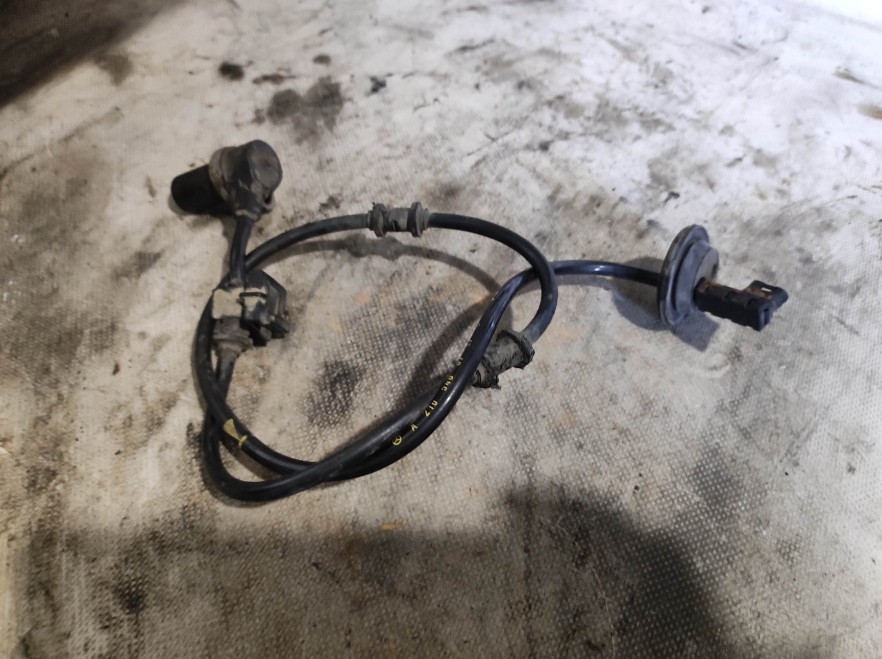 датчик abs задній правий; датчик абс (abs задній правий; Датчик АБС задній правий) Mercedes-Benz C-Class W203 (2000-2007) A2105400717