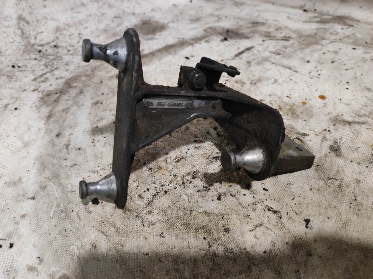 Кронштейн блока abs Mercedes-Benz C-Class W203 (2000-2007) A2034310240