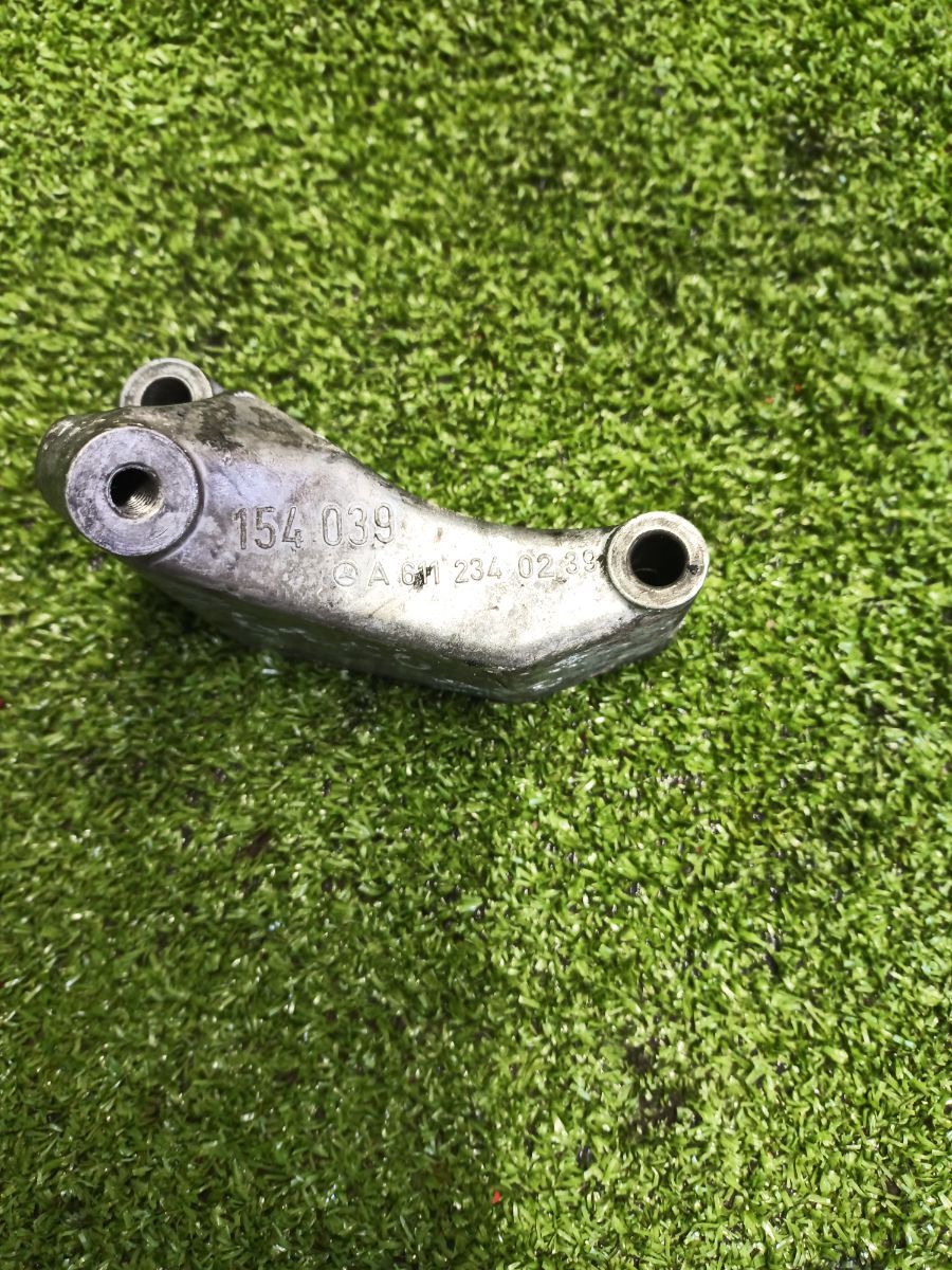Кронштейн компресора кондиціонера Mercedes-Benz C-Class W203 (2000-2007) A6112340239