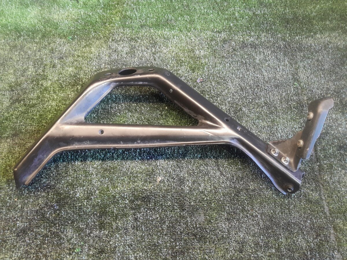 Кронштейн впускного колектора Mercedes-Benz C-Class W203 (2000-2007) A6120980929