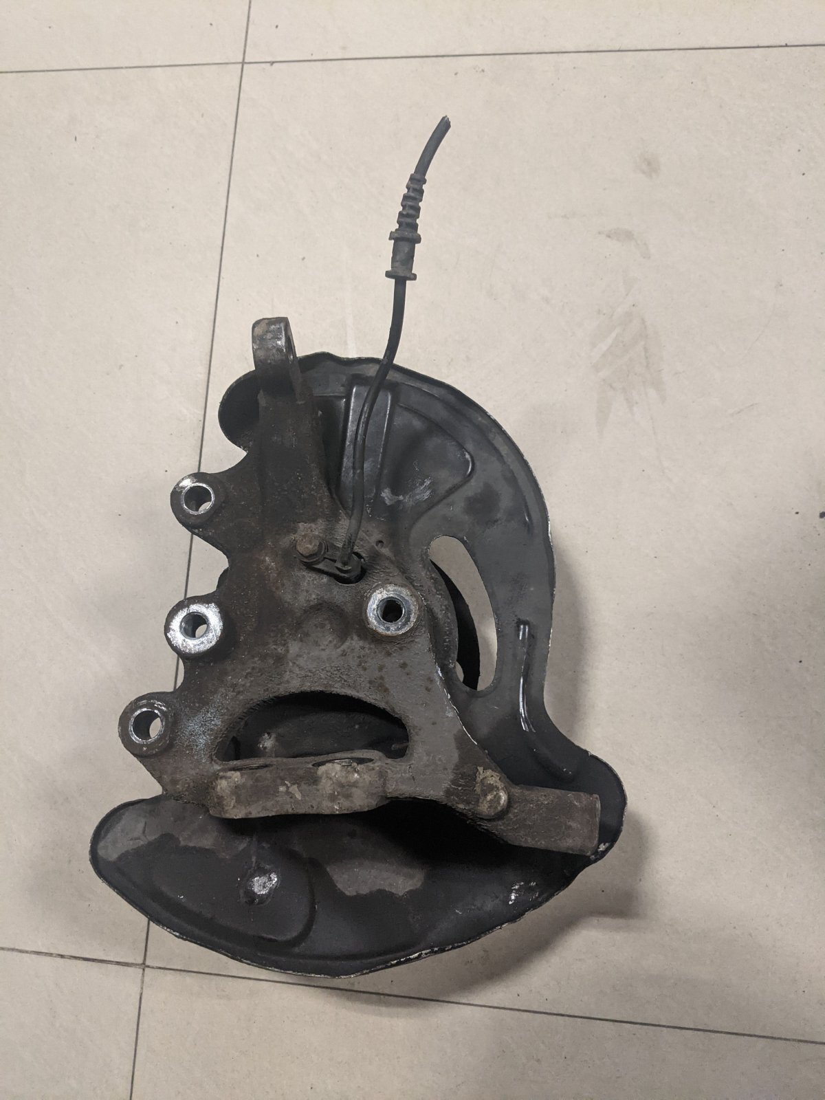 кулак поворотний передній лівий; цапфа - поворотний кулак передній, лівий; цапфа передня ліва; цапфа поворотна ліва; цапфа поворотного кулака Mercedes-Benz C-Class W203 (2000-2007) A2093320001