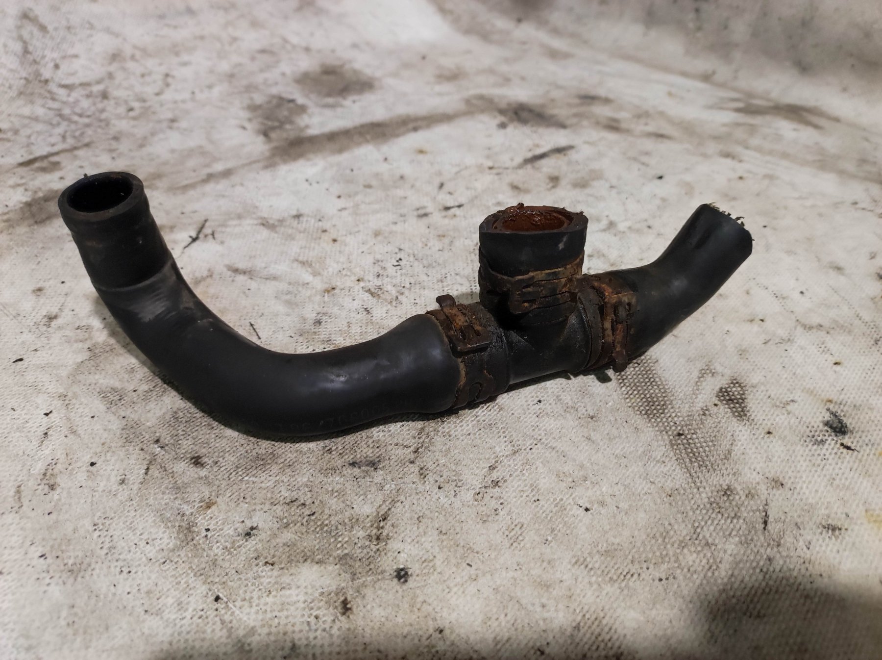 Mercedes c clk w203 w209 водяний шланг радіатора Mercedes-Benz C-Class W203 (2000-2007) A2038300796