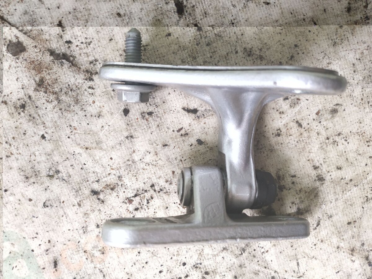 Петля двери перед лев верх Mercedes-Benz C-Class W203 (2000-2007) A2037200737