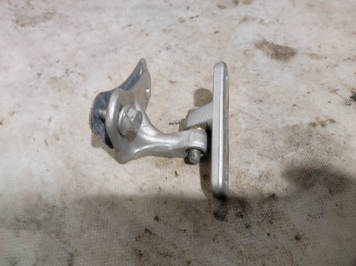 Петля двері передньої правої верхня Mercedes-Benz C-Class W203 (2000-2007) A2037200837