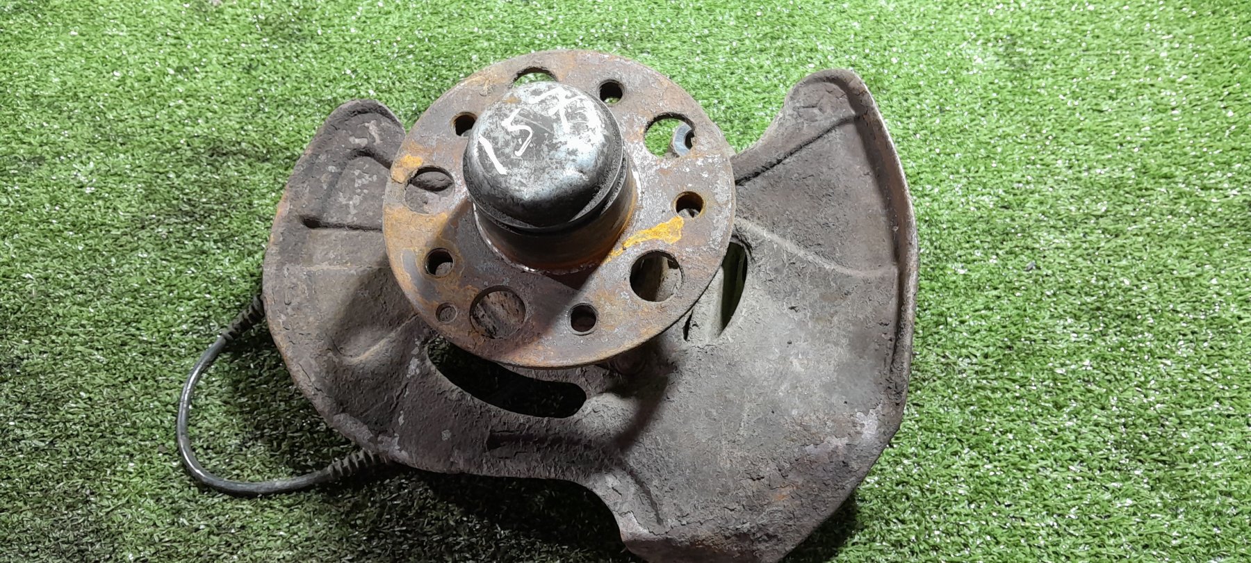 В сборе ступица цапфа (поворотный кулак) передний левый Mercedes-Benz C-Class W203 (2000-2007) A2093320001