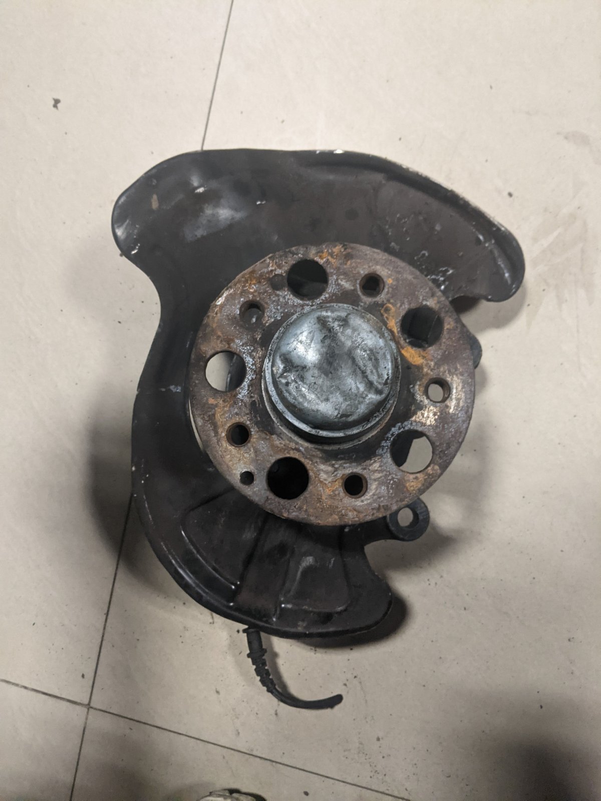 вісь передня і поворотні кулаки; кулак поворотний передній правий; цапфа - поворотний кулак передній, правий; цапфа передні праві; цапфа поворотна права; цапфа поворотного кулака Mercedes-Benz C-Class W203 (2000-2007) A2093320101