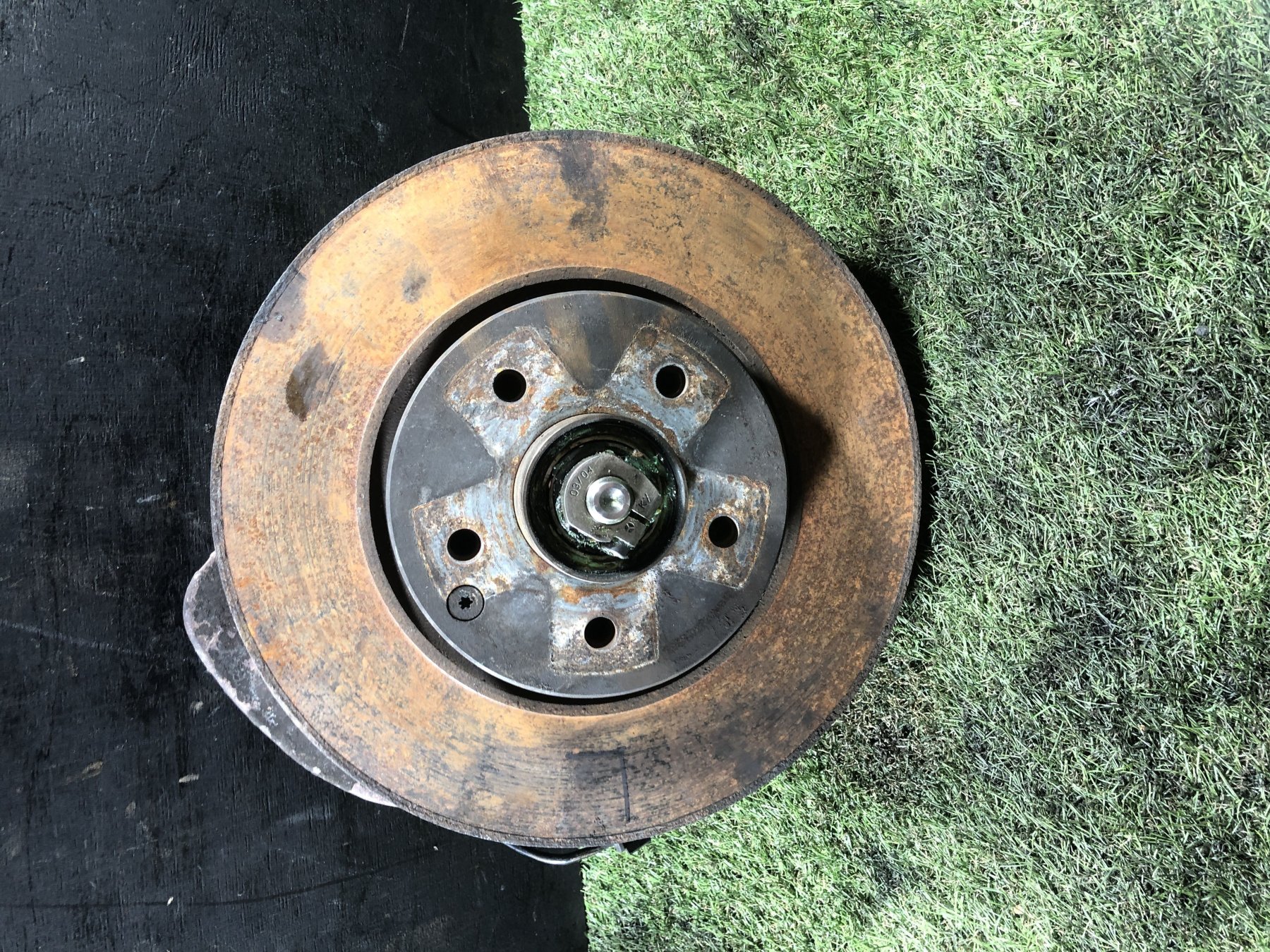 Цапфа (поворотний кулак) передній лівий Mercedes-Benz CLK-Class C209 (2002-2010) A2043320101