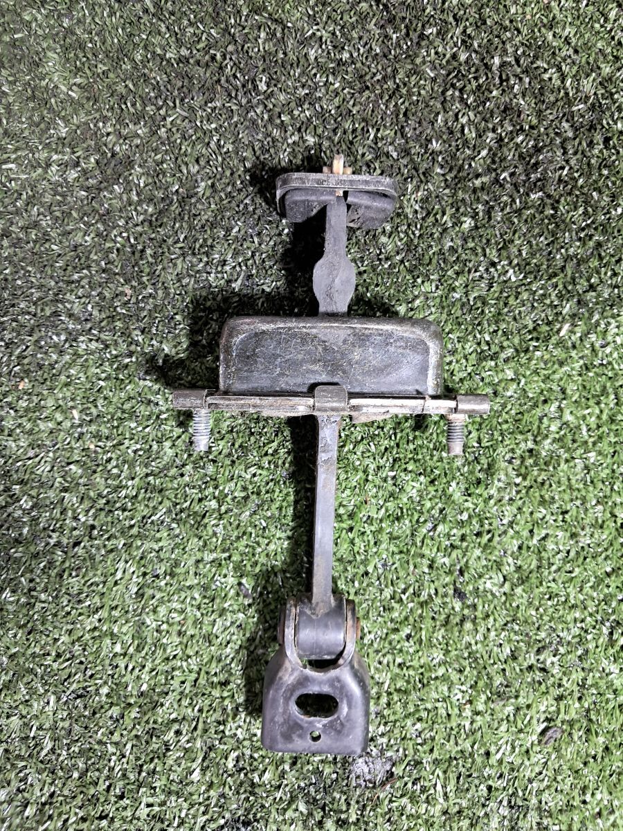 Обмежувач дверей ліві передні Mercedes-Benz CLK-Class C209 (2002-2010) A2117200116