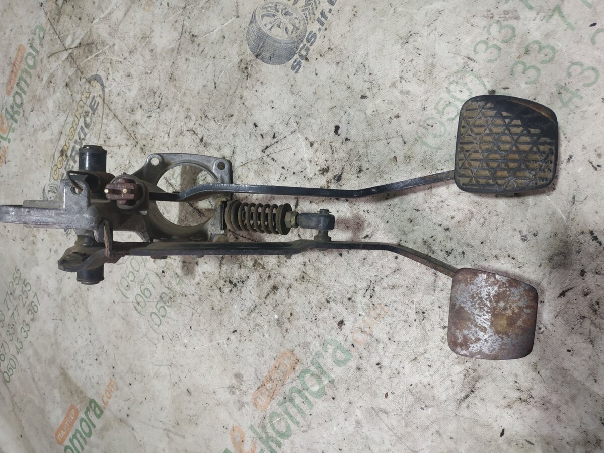 Кронштейн педалей mercedes w123 2.0d Mercedes-Benz E-Class W123 1976-1986 A1232940501