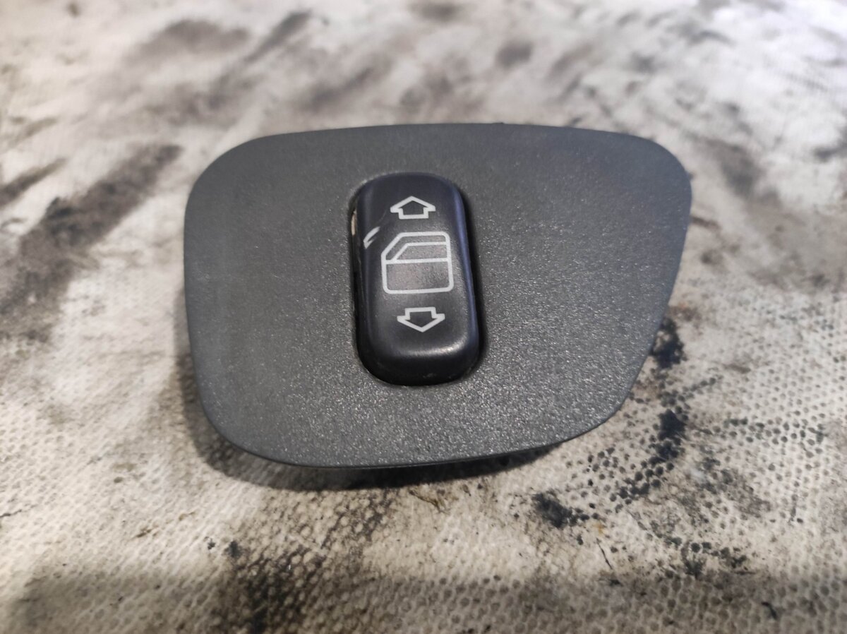 кнопка підйомника заднього лівого скла Mercedes-Benz E-Class W210 (1995-2003) A2108208210