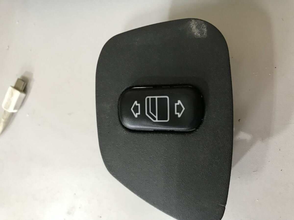 кнопка підйомника заднього лівого скла Mercedes-Benz E-Class W210 (1995-2003) A2108208210