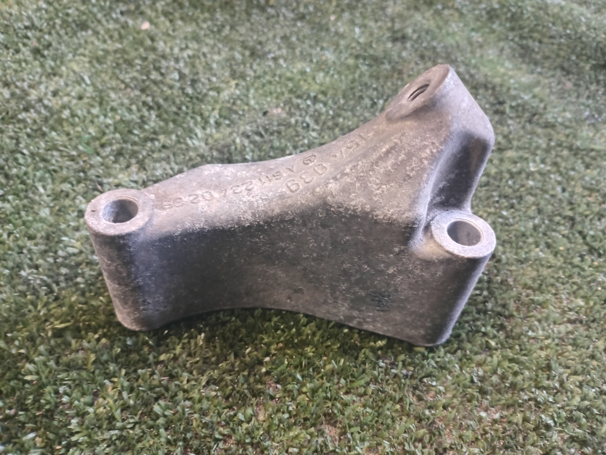 Кронштейн компресора кондиціонера Mercedes-Benz E-Class W210 (1995-2003) A6112340239