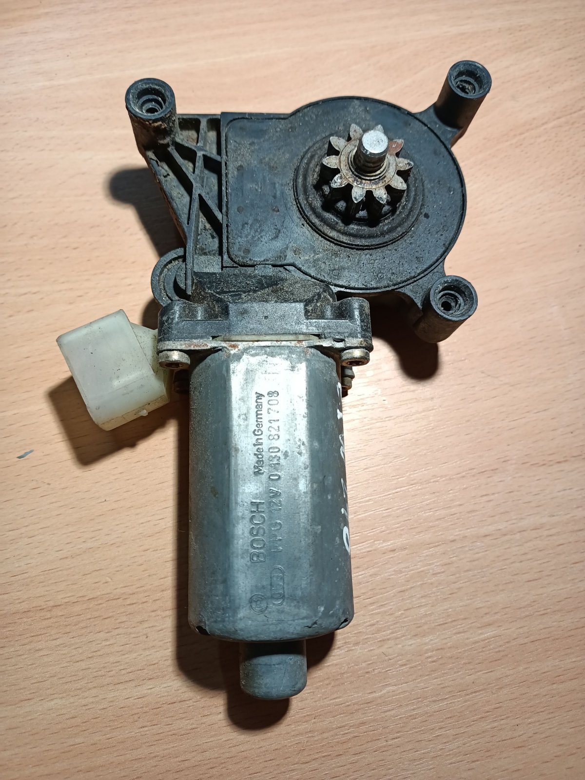 мотор склопідйомника водійських дверей; мотор склопідйомника дверей передніх, лівих; привід ліфта передній; двигун склопідіймача двері передньої, лівої Mercedes-Benz E-Class W210 (1995-2003) 0130821708