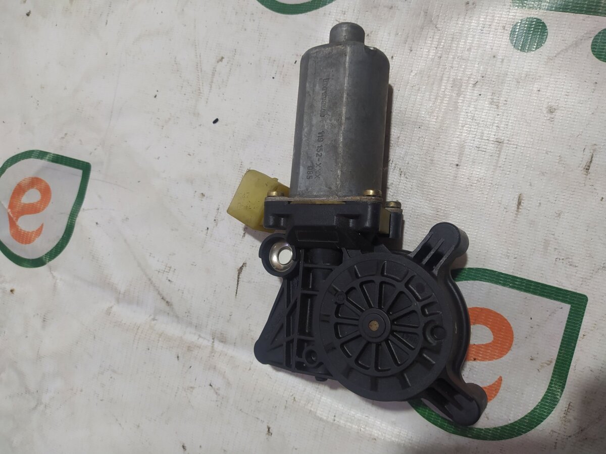 мотор склопідйомника водійських дверей; мотор склопідйомника дверей передніх, лівих; привід ліфта передній; двигун склопідіймача двері передньої, лівої Mercedes-Benz E-Class W210 (1995-2003) A2108205742