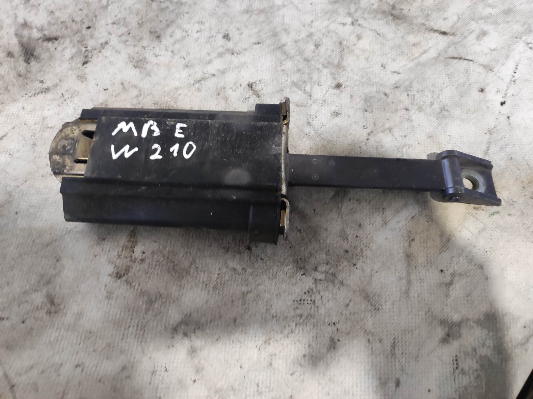 Обмежувач відкриття дверей, передній Mercedes-Benz E-Class W210 (1995-2003) A2027200216