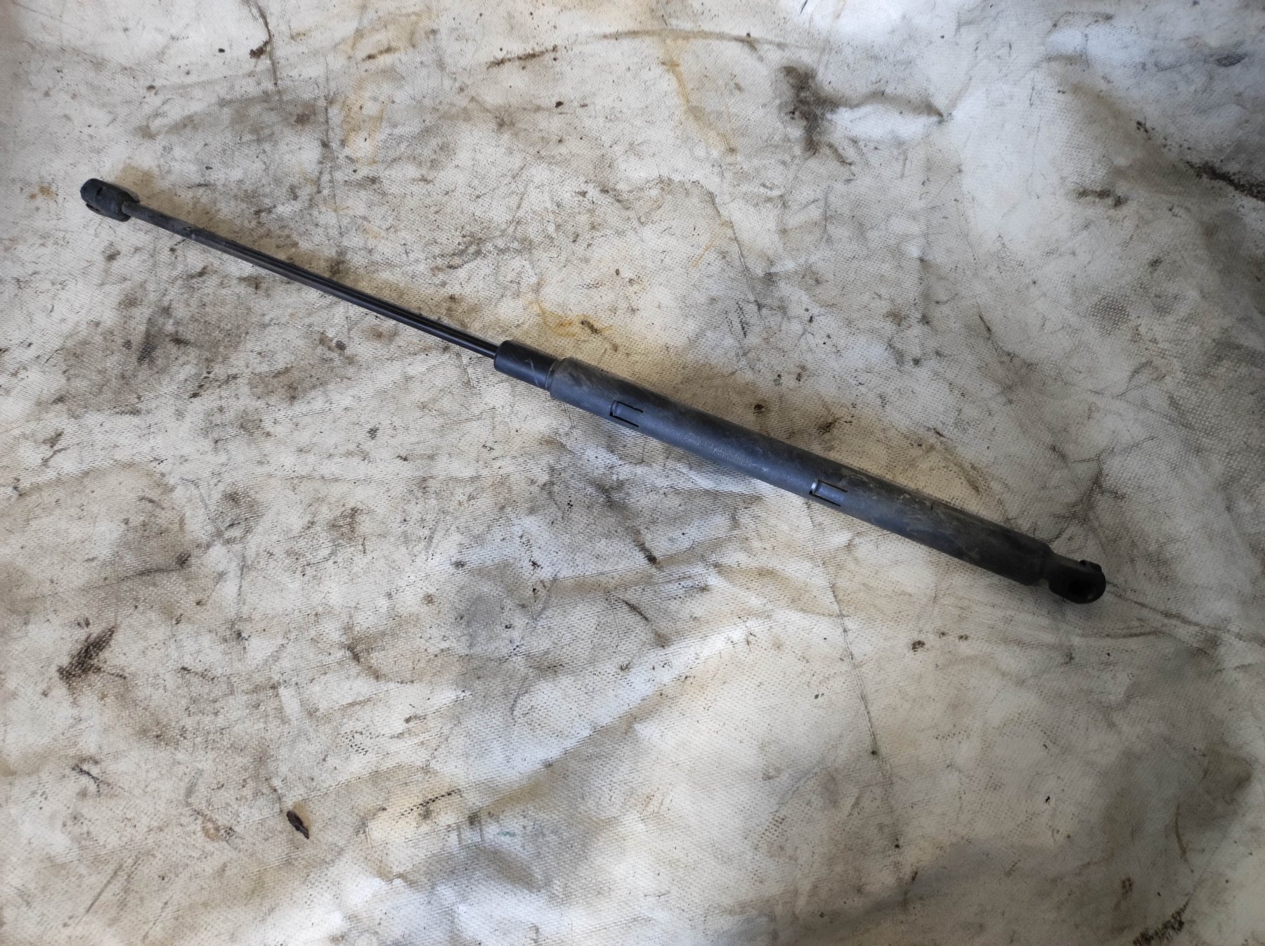 опора капота права; стійка капота права; амортизатор капота правий Mercedes-Benz E-Class W210 (1995-2003) A2038800029