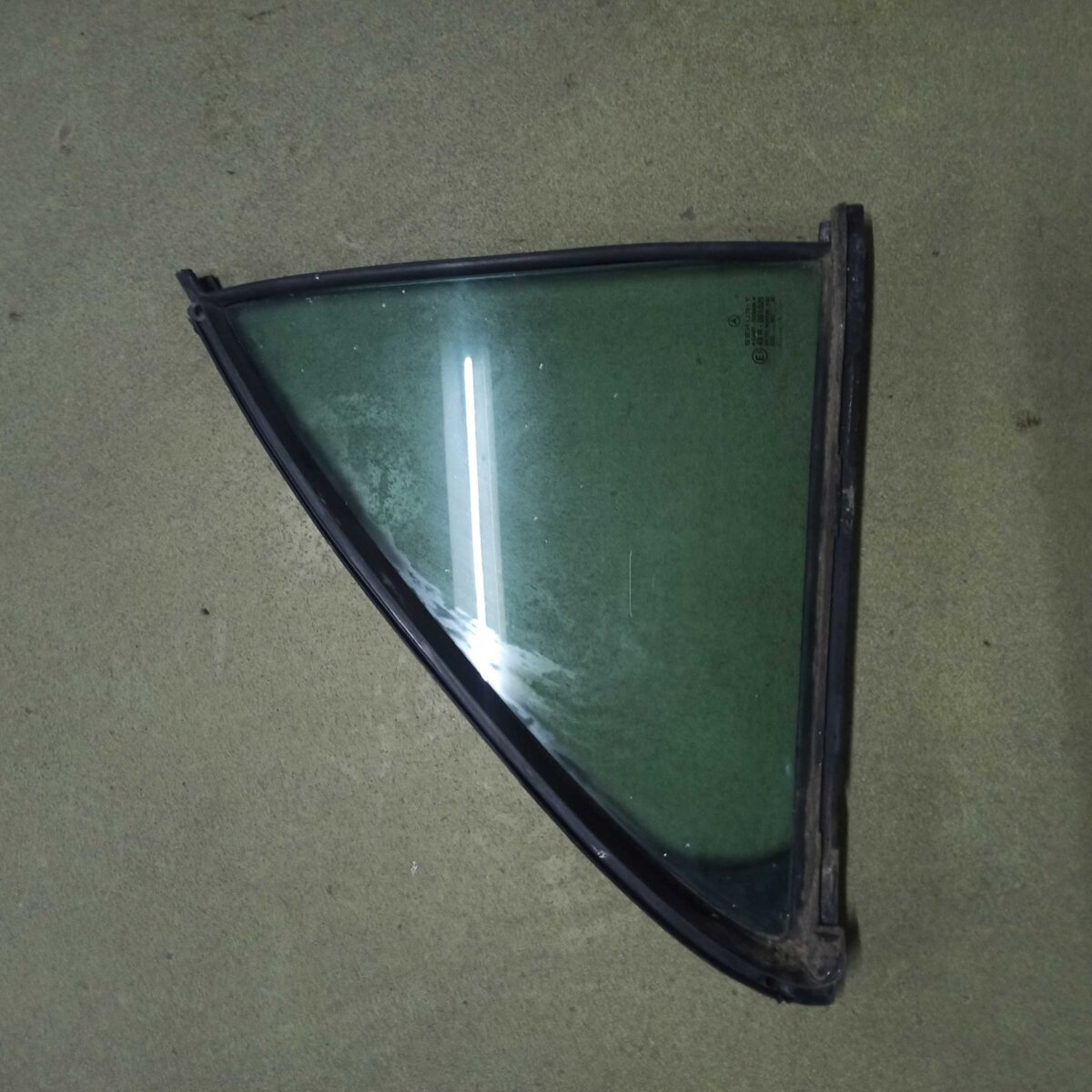 вікно надставки дверей задніх; задня кватирка права; кватирка двері трикутник, задня, права; куточок задніх правих дверей; скло кутове дверей задніх; скло-кватирка двері, задньої, правої; скло-кватирка двері, задній, правій Mercedes-Benz E-Class W210 (199