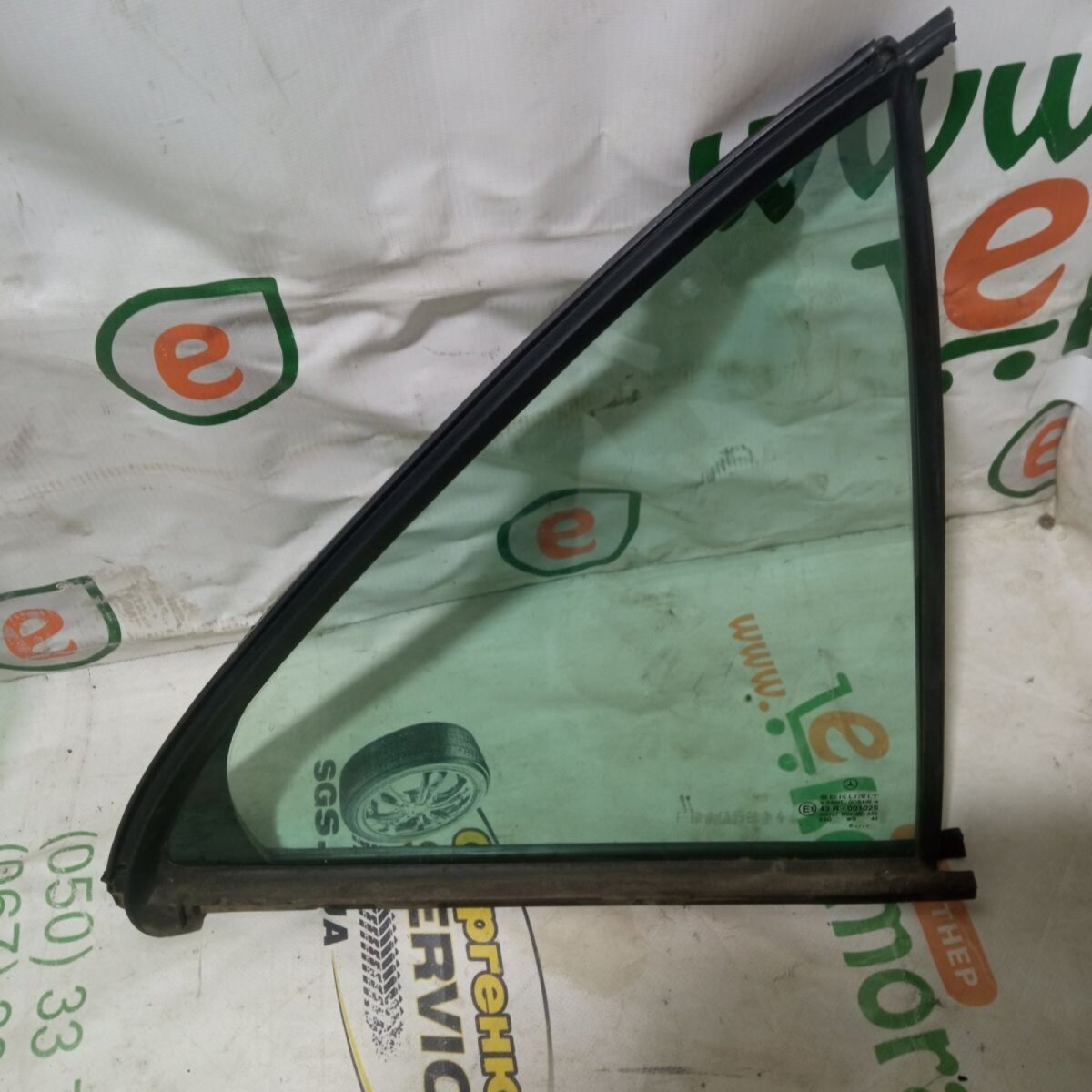 вікно надставки дверей задніх; задня кватирка права; кватирка двері трикутник, задня, права; куточок задніх правих дверей; скло кутове дверей задніх; скло-кватирка двері, задньої, правої; скло-кватирка двері, задній, правій Mercedes-Benz E-Class W210 (199