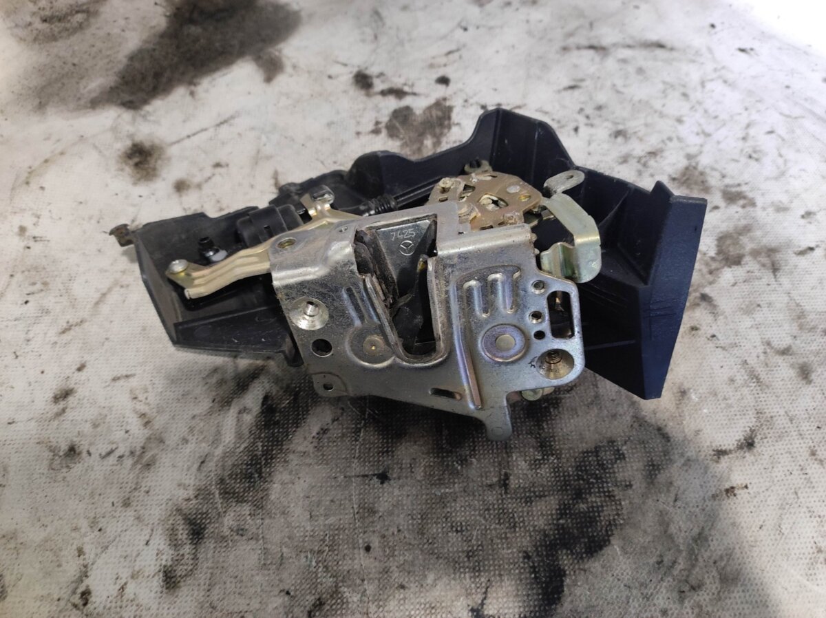 Замок задніх дверей, правих Mercedes-Benz E-Class W210 (1995-2003) A2027300635